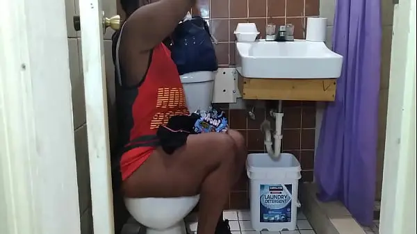 Thumbnail: Thick Ebony MILF Bends Over Huge Booty Tease